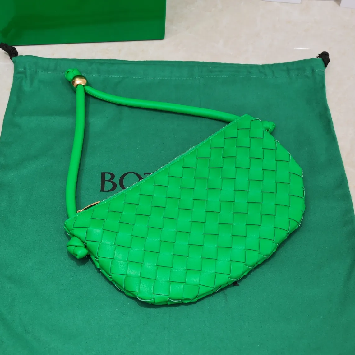 Batch 1220 BV has released new products. The small size TURN #recommended new hot style is still the classic woven logo that we can recognize at a glance. It is really a unique style that is familiar and unfamiliar! Made of sheepskin braiding, with beautiful gold beads on the shoulder straps for free adjustment. You can switch between the shoulder bag and the handbag at will. It has a concave and convex shape anytime and anywhere. It is a practical king with a unique personality. It also has the right color combination that can be sweet or salty. It is full of style. It is a beautiful summer catwalk style. Pull it out quickly. Small size: 29*3*19. Model: 6699-2#